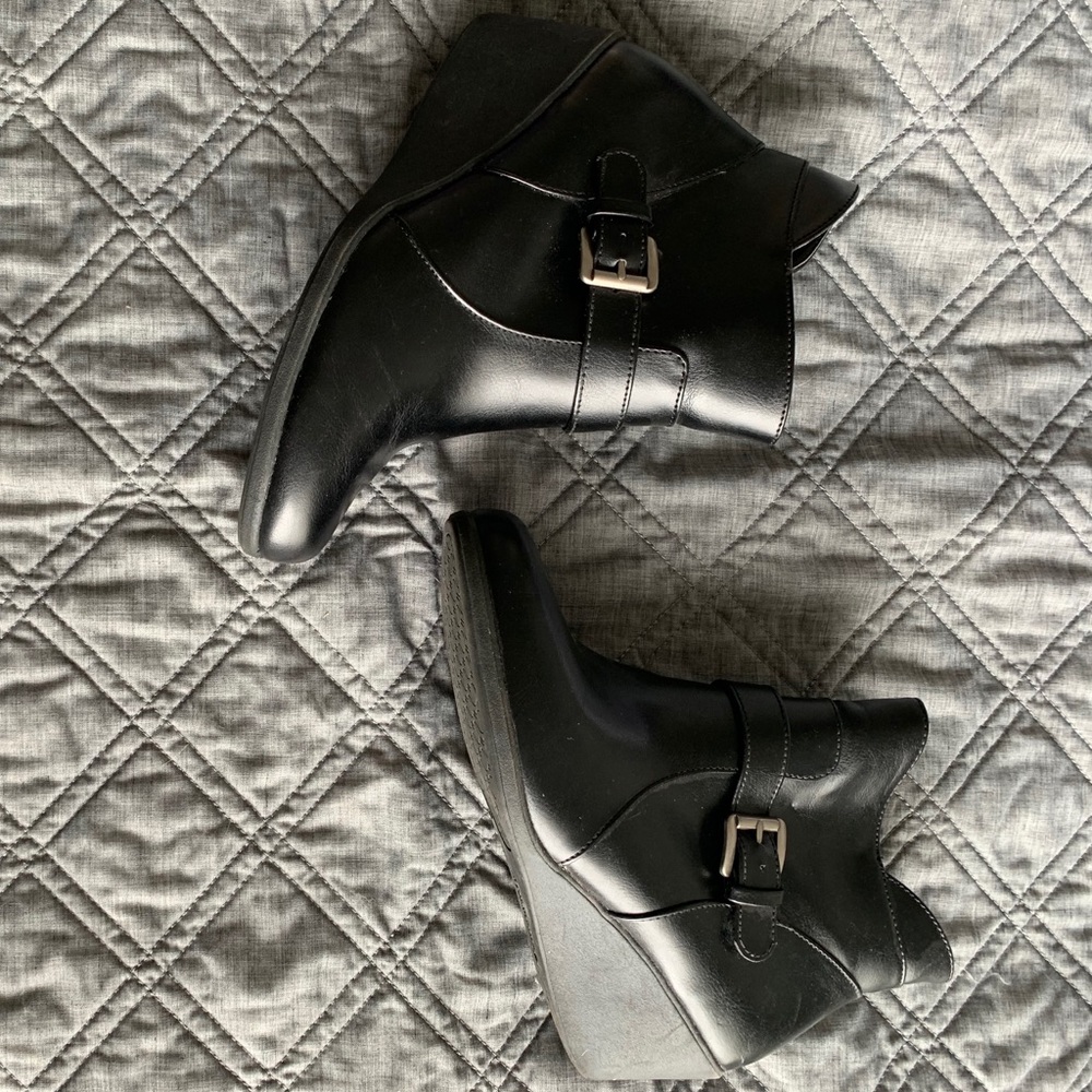 Cute Wedged boots